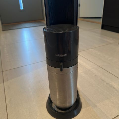 Sodastream duo med 2 kullsyre flasker.