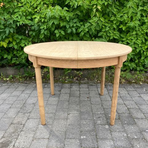 Vakkert spisebord fra dansk møbelprodusent i massiv eik