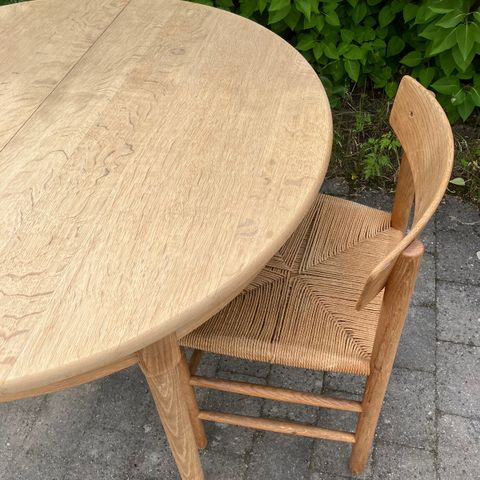 Vakkert spisebord fra dansk møbelprodusent i massiv eik