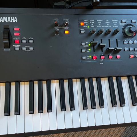 Yamaha MODX8 med original bag