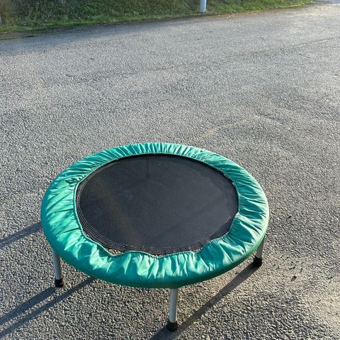 RESERVERT Liten trampoline gis bort