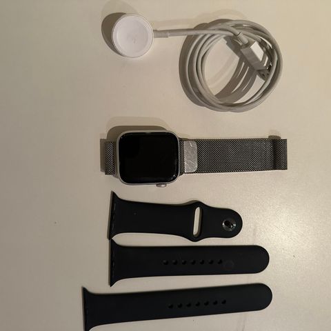 Apple Watch Series 6 (GPS + Cellular, 44mm, aluminium i sølv finish)