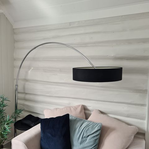 Stor moderne minimalistisk gulvlampe, sort og sølv