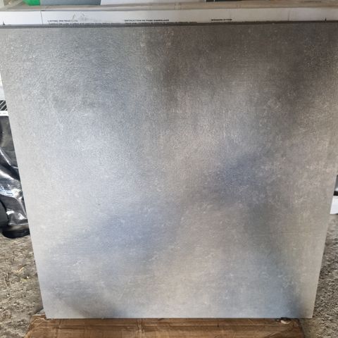 Baderomsfliser 60x60 selges - glazed technical granite