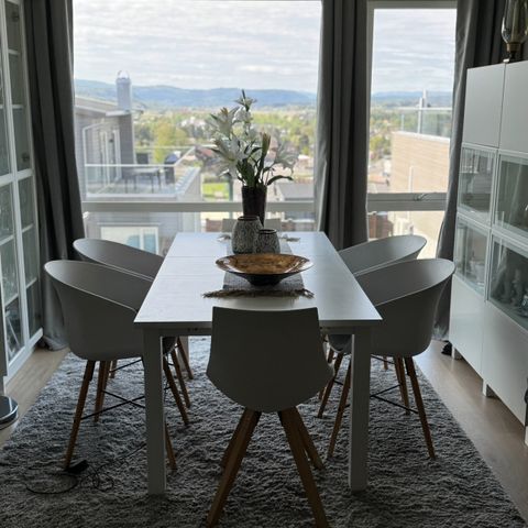 Spisestue bord fra IKEA, uttrekkbart