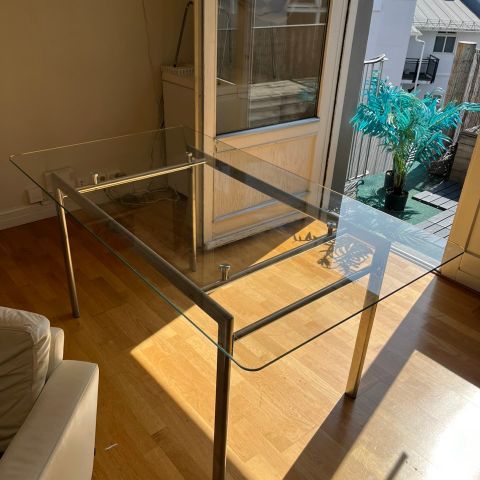 Solid spisebord av glass - 2 stoler inkl i prisen