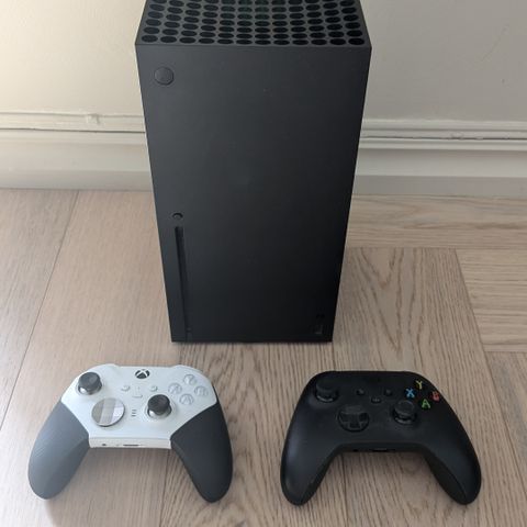Xbox Series X med to kontroller (elite)