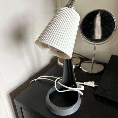 Hvit og grå lampe