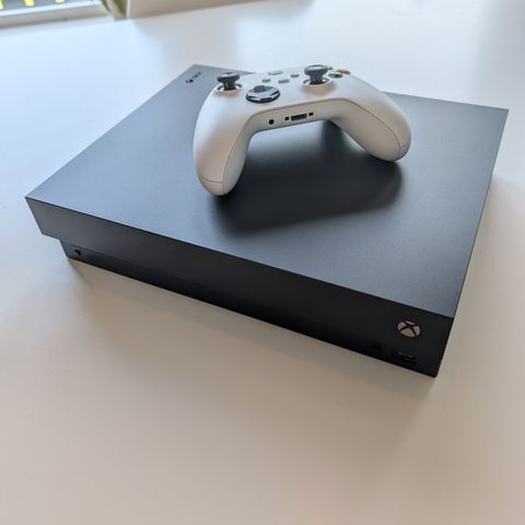 Xbox One X 1TB selges