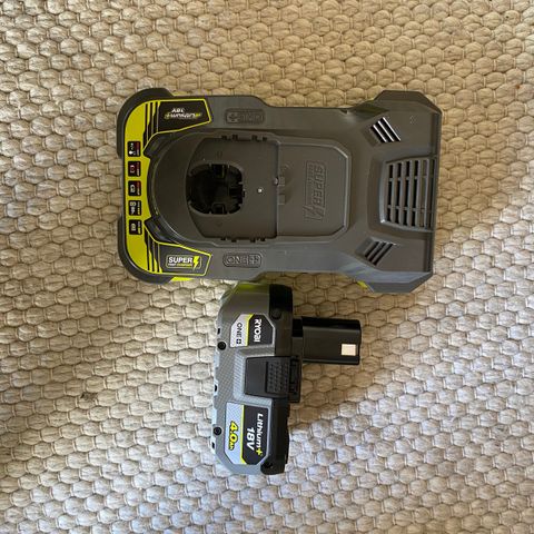 Ryobi hurtiglader og 4ah batteri