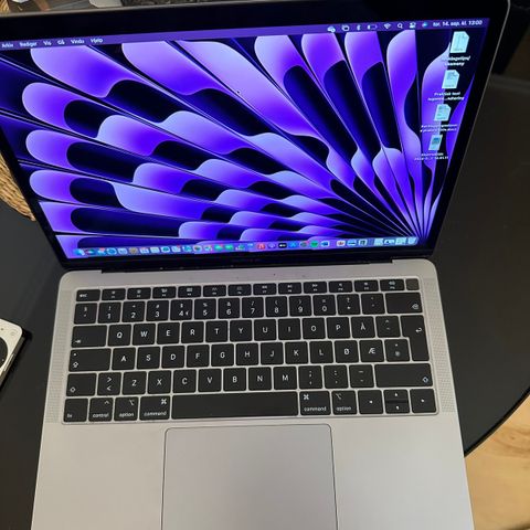 Pent brukt MacBook air 13 2018 modell