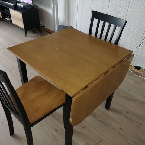 Klaffebord med 2 stoler selges.
