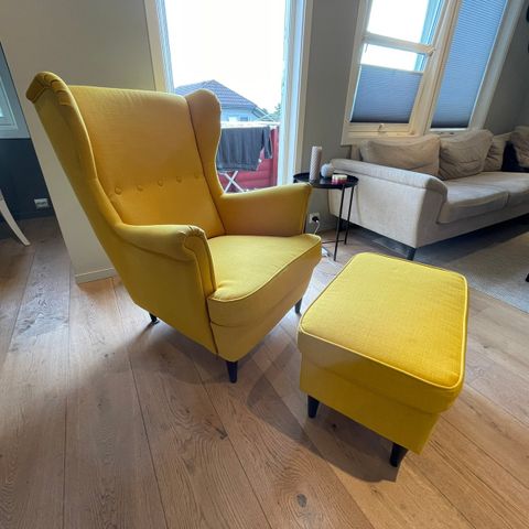 Fin Ikea Strandmon stol med skammel i gul!