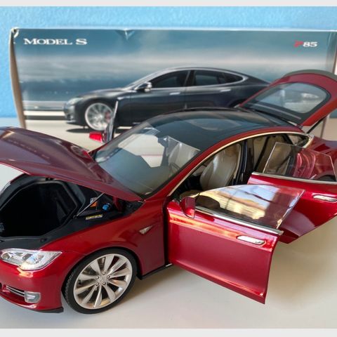 Uåpnet Diecast 1:18 Model S P85 i rødt - Samlerobjekt!