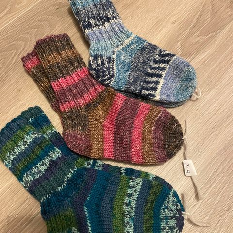 Hjemmestrikket sokker str 3-4 år