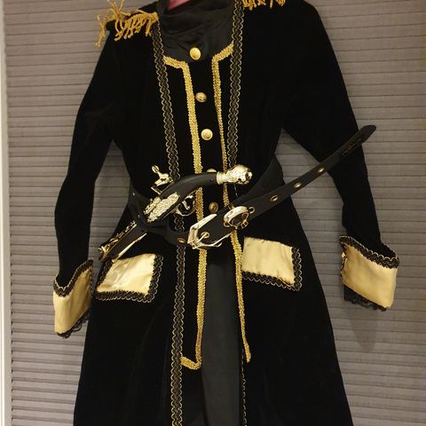 Originalt Kaptein Sabeltann kostyme med belte og gevær