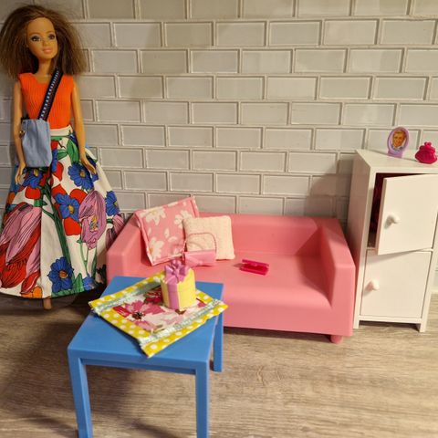 Møbler som kan brukes av Barbie og dukke med klær selges