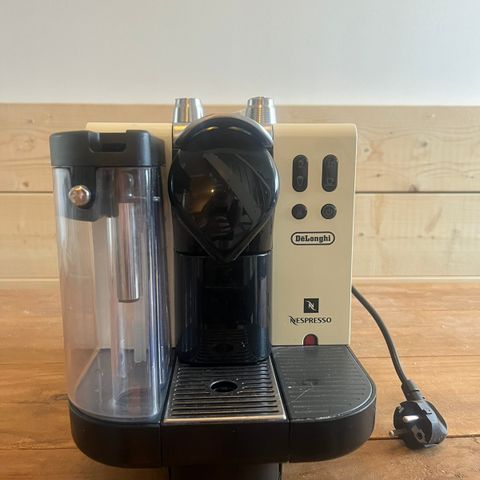 DeLonghi Espressomaskin + Gjenbrukskapsler