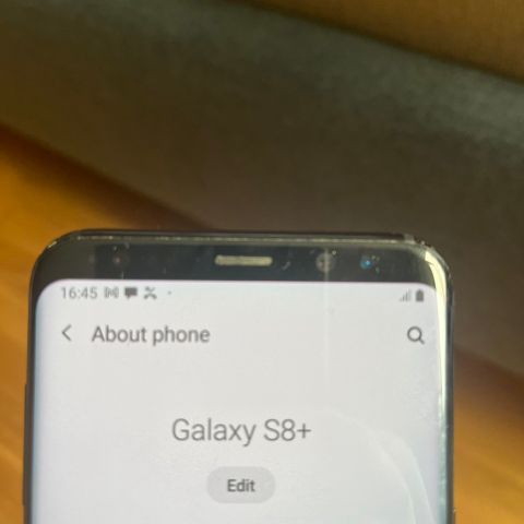 Samsung S8+ med cover og skjermbeskytter