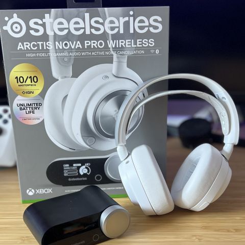 Hvit Steelseries Arctis Nova Pro Wireless (PC)