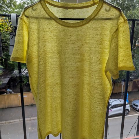 2 T-skjorter i 100 % lin str 36 svart og gul