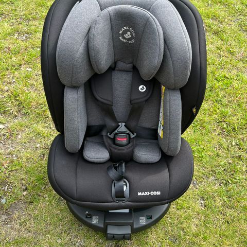 Pent brukt Maxi-Cosi Emerald I-Size med nyfødt inlegg og isofix base selges.