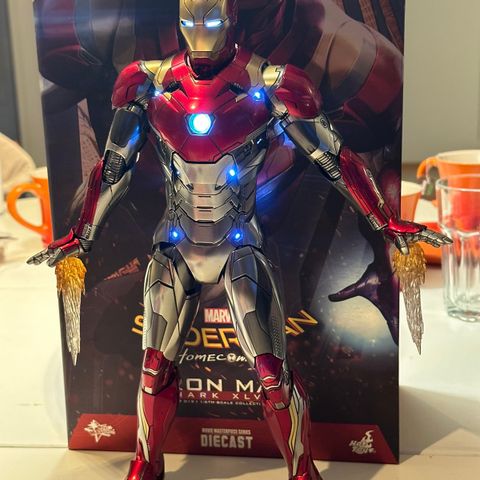 Hot Toys Iron Man Mark XLVII Diecast fra Spiderman - Homecoming