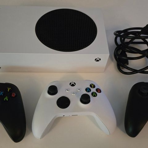 Xbox Series S med 3 kontrollere | Lite brukt | ny pris ca 5550