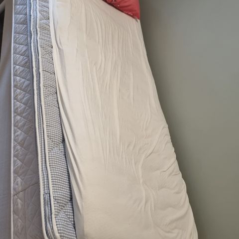 Enkel seng med madrass og overmadrass