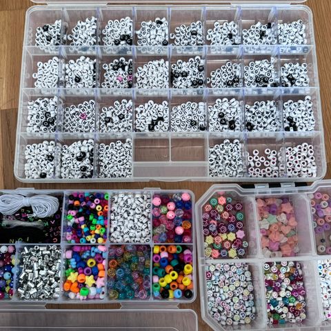 Diverse perler selges samlet.