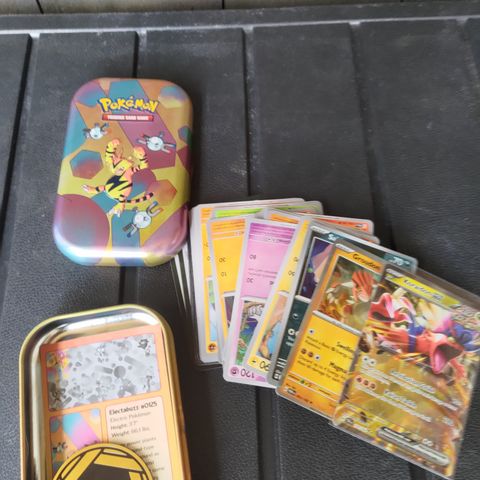 Pokemon mini tin med kort