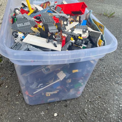 full 52L kasse med Lego