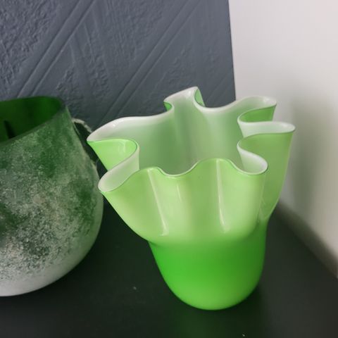 Pen tulipan vase i grønt selges.