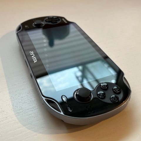 Playstation Vita og seks spill selges