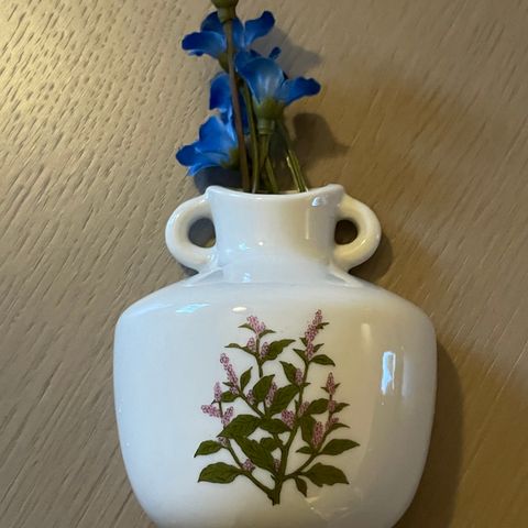 Liten porselens vase til vegg