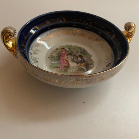 Eldre skål i porselen med rokokko / barokk
