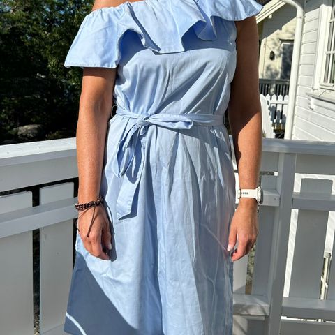 Nydelig lyseblå kjole med en skulder