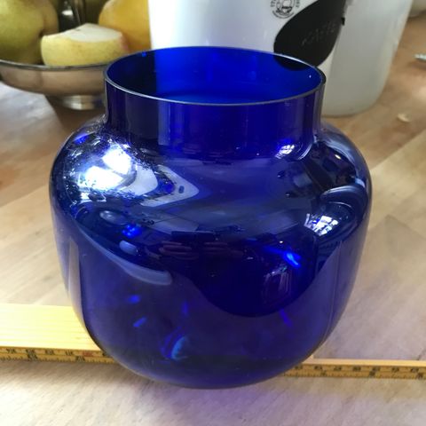 Pen, koboltblå glass vase/bolle selges
