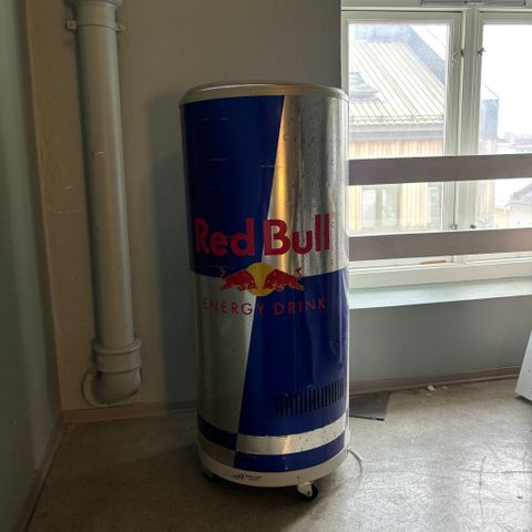 Red Bull kjøleskap selges