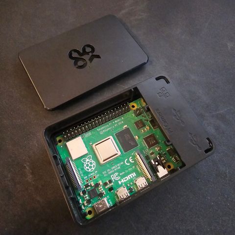 Raspberry Pi 4 Model B 8GB med deksel