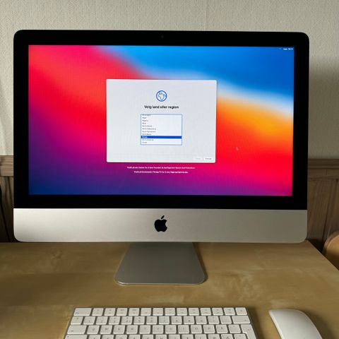 Meget pent brukt Apple iMac 21,5'' selges med Magic mus og tastatur