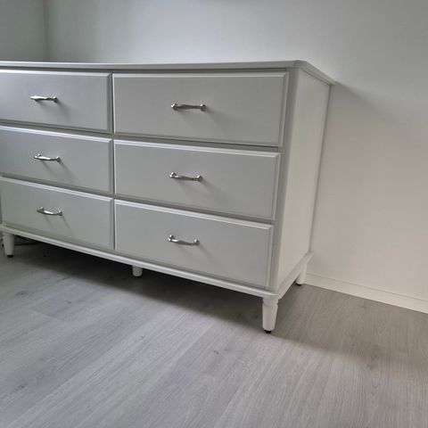 Hvit kommode (IKEA- Tyssedal)
