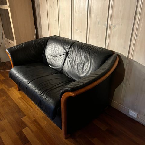 Ekornes skinnsofa til salgs