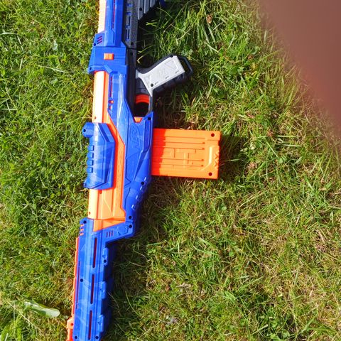 Nerf rifle selges