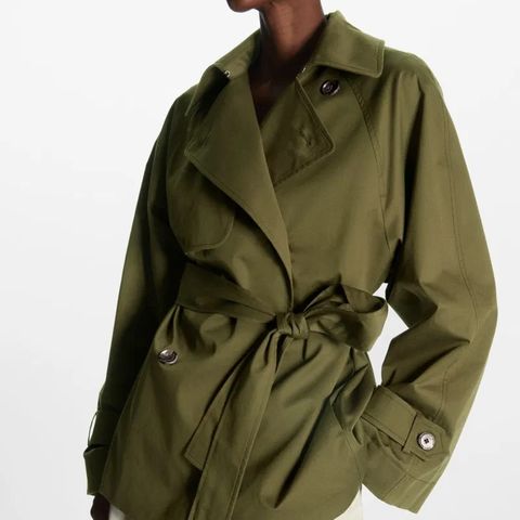 Grønn trench coaten fra COS