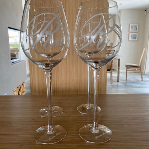 4 store vinglass fra Riviera Maison selges 100k kr pr stk.