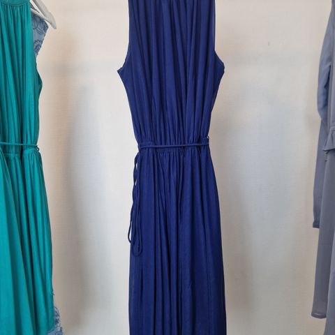 Nydelig blå kjole fra Mango selges