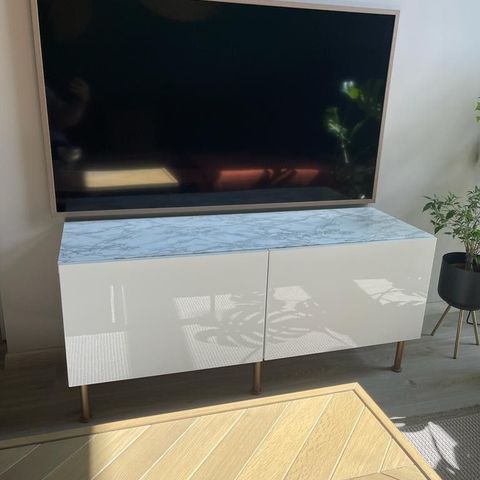 Ikea Bestå med glasshylle, metallben og marmorfolie