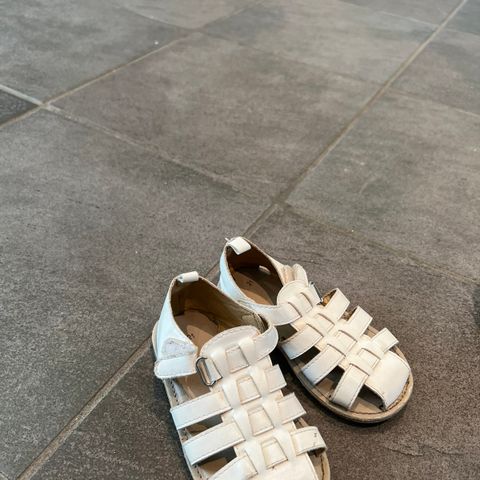 Søte hvite sandaler