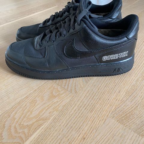 God stand ,Nike Air Force low 1-gore-tex.Bra i dårlig vær også😊.Str.42